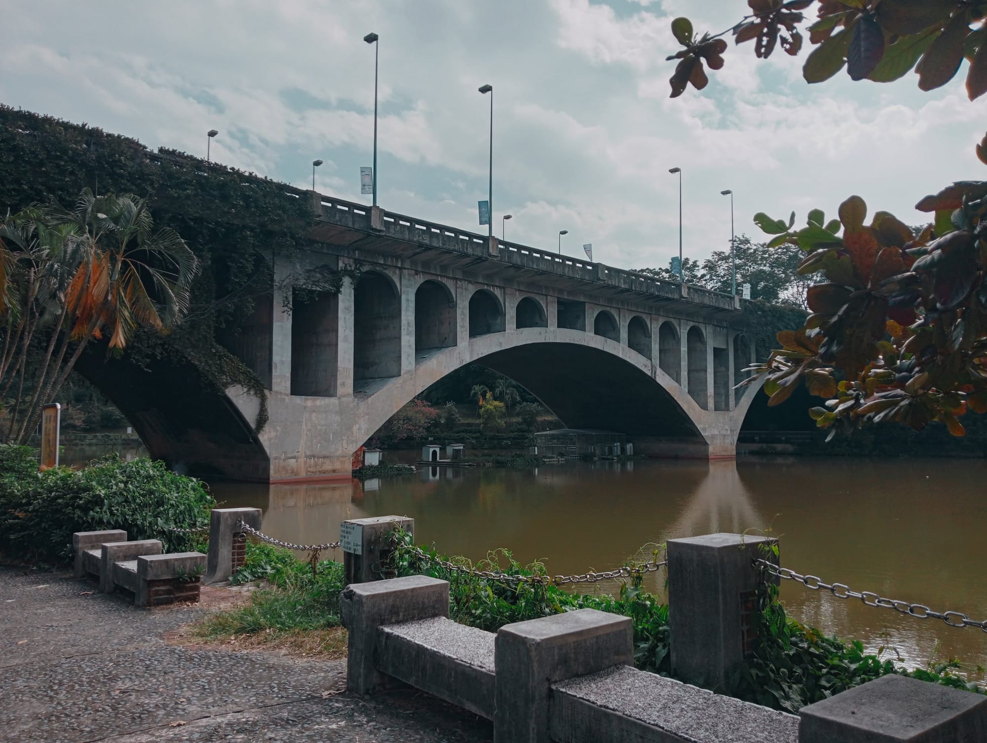 河面上的水泥拱橋與岸邊步道